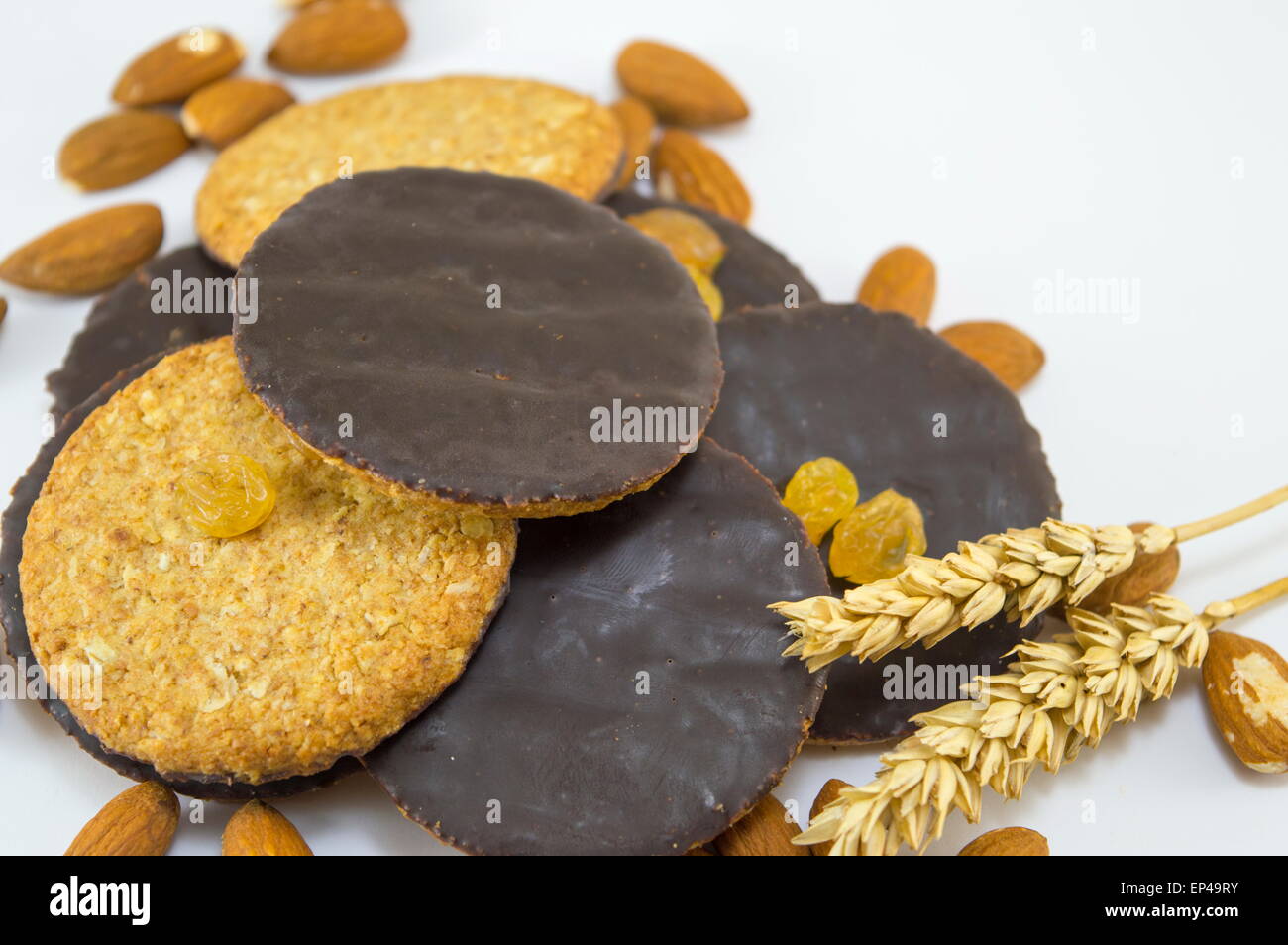 Integrale biscotti al cioccolato con mandorle e grano su bianco Foto Stock