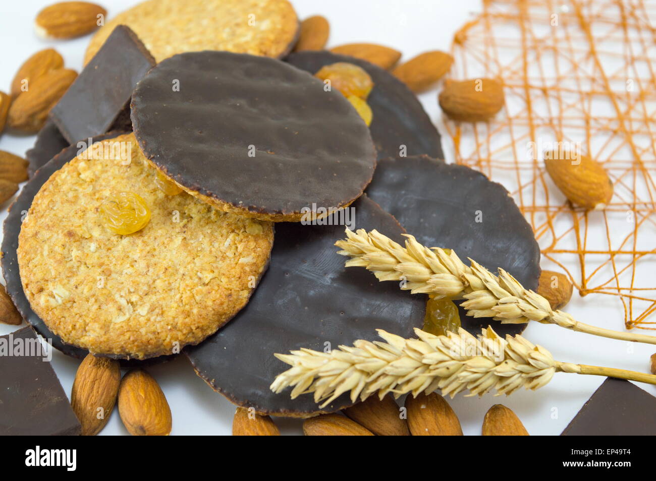 Integrale biscotti al cioccolato con mandorle e grano su bianco Foto Stock