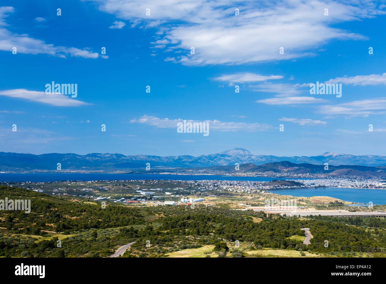 La città di CHALKIDA, EUBEA, GRECIA contro un cielo blu. Chalkida è situato sulla isola di Eubea e è collegata alla Grecia continentale Foto Stock