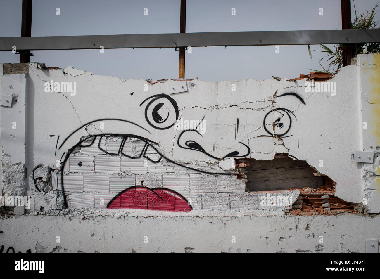 Graffiti su un muro in Lisbona Portogallo Foto Stock