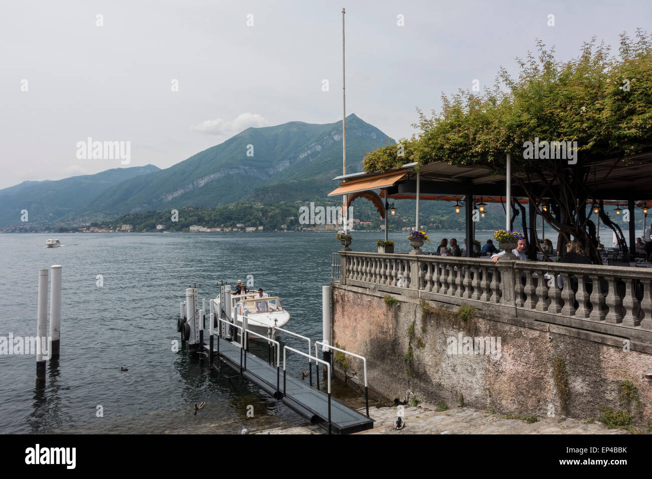 Ristorante esterno a Bellagio Lago di Como lombardia italia Foto Stock