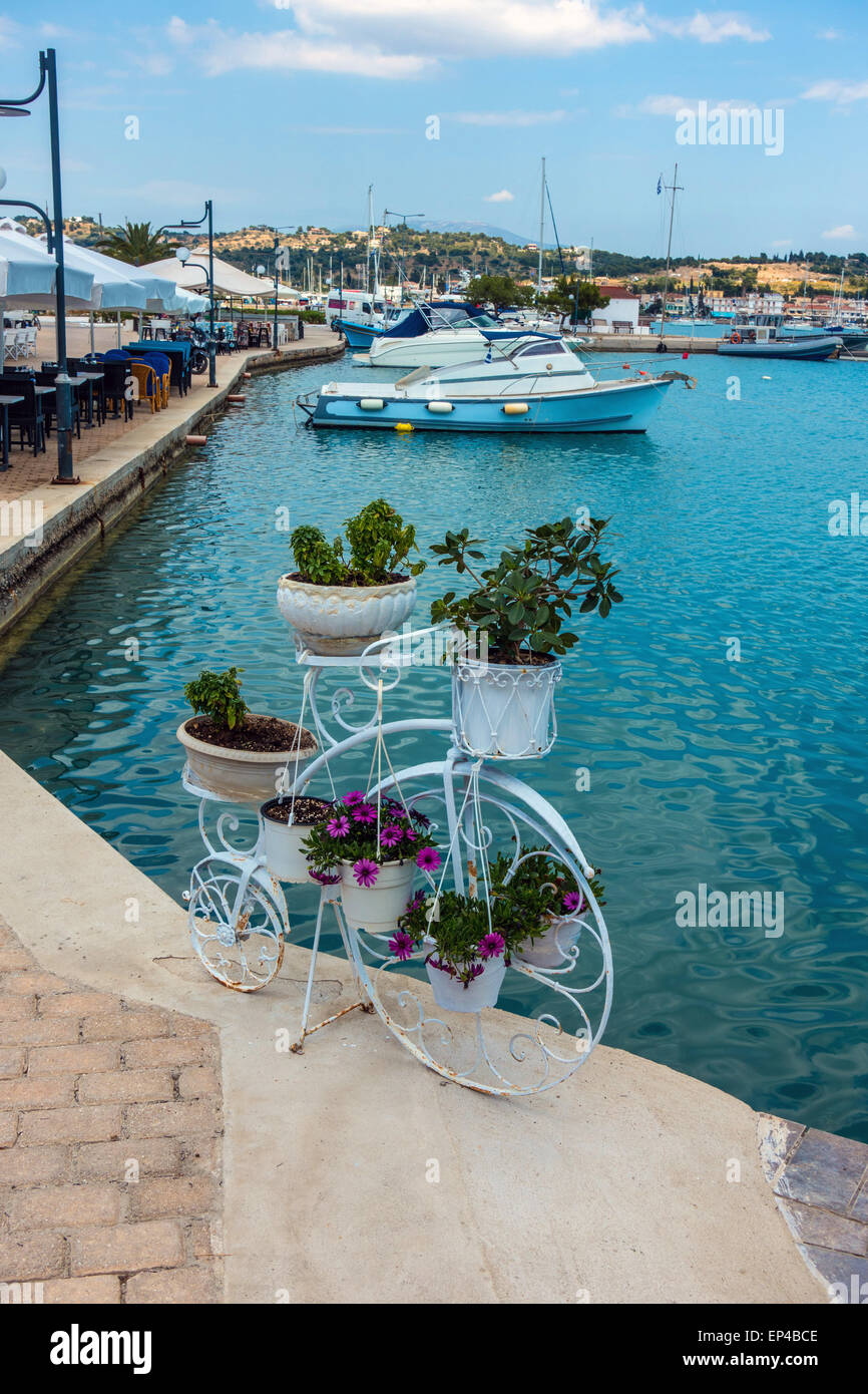 Porto Cheli Portocheli Harbour Porto, Grecia, con piccole imbarcazioni, blu cielo, mare blu Foto Stock