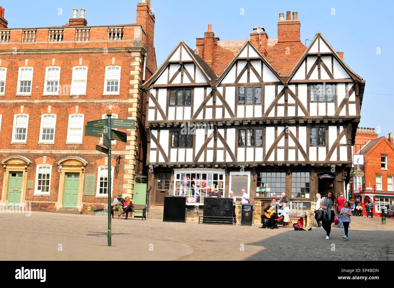 Lincoln, Regno Unito - 9 Aprile 2015: i turisti a piedi lungo le strade acciottolate di Lincoln, una cattedrale della città e il capoluogo della contea di Lincoln Foto Stock