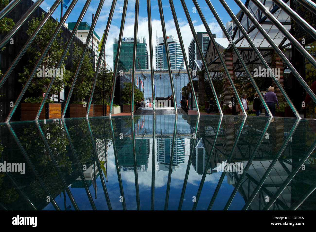 La riflessione di Britomart centro di trasporto, uffici e negozi, attraverso la griglia di acciaio, Auckland CBD, Isola del nord, Nuova Zelanda Foto Stock