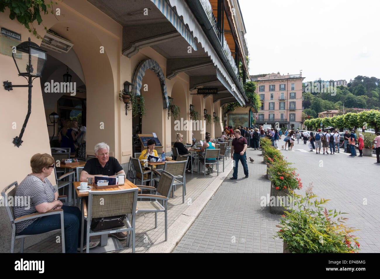 Ristorante esterno a Bellagio Lago di Como lombardia italia Foto Stock