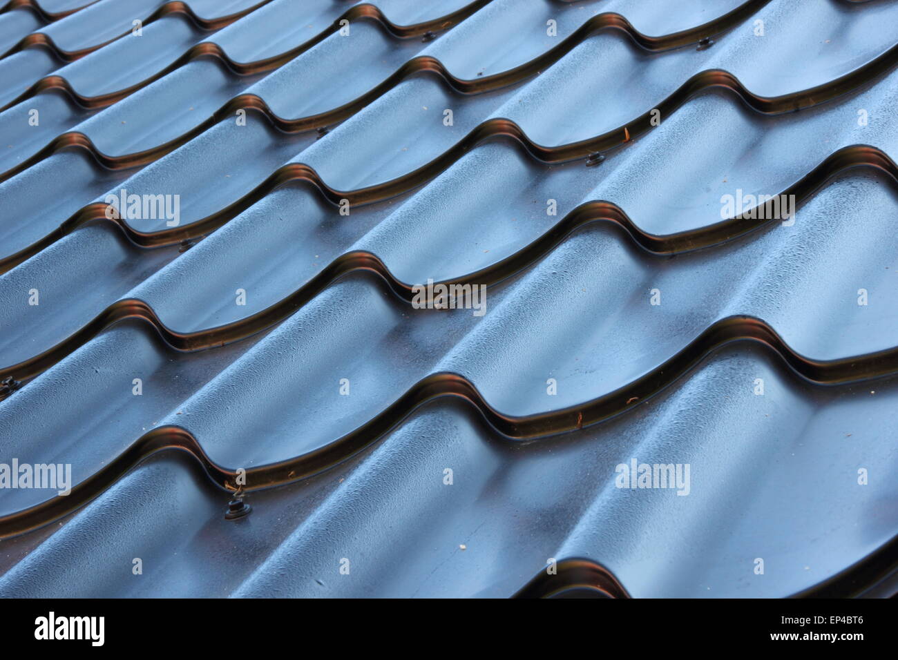 Prospettiva della curva di metallo nero tetto Foto Stock