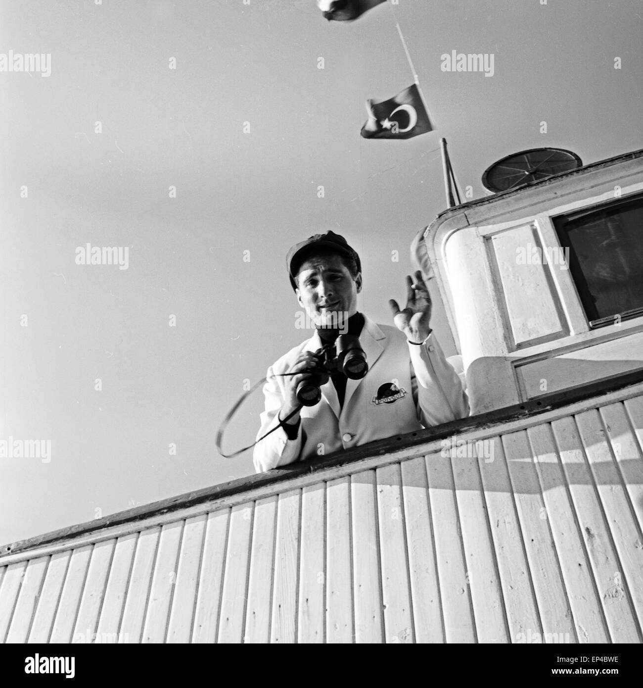 Deutscher Sänger Freddy Quinn auf der Brücke vom critica Polydor Schiff 'Heimweh', Deutschland 1950er Jahre. Cantante tedesca Freddy qui Foto Stock