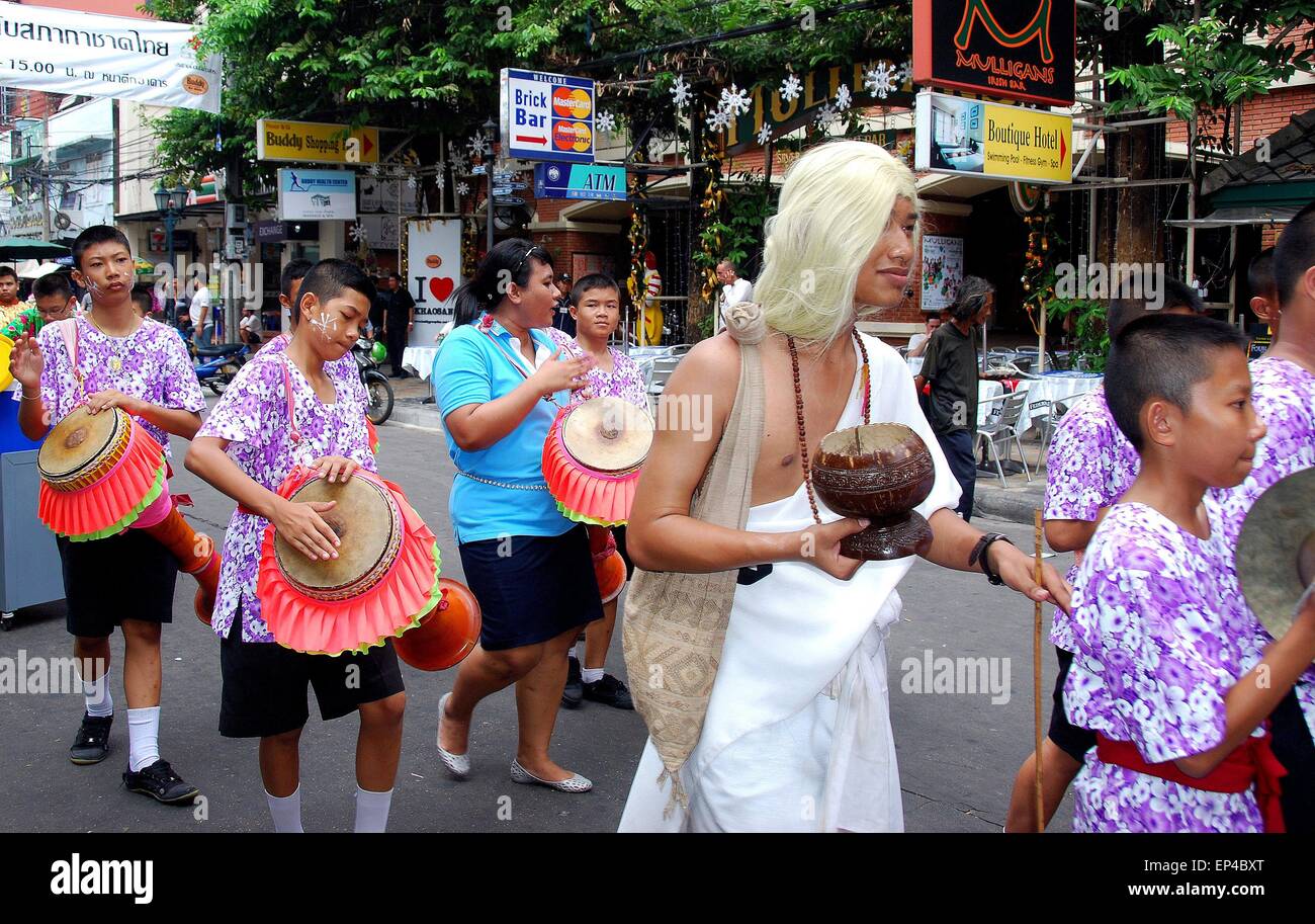 Bangkok, Thailandia: la sfilata di un corteo di studenti tailandese la raccolta di fondi per la loro scuola marciare lungo Khao San Road * Foto Stock