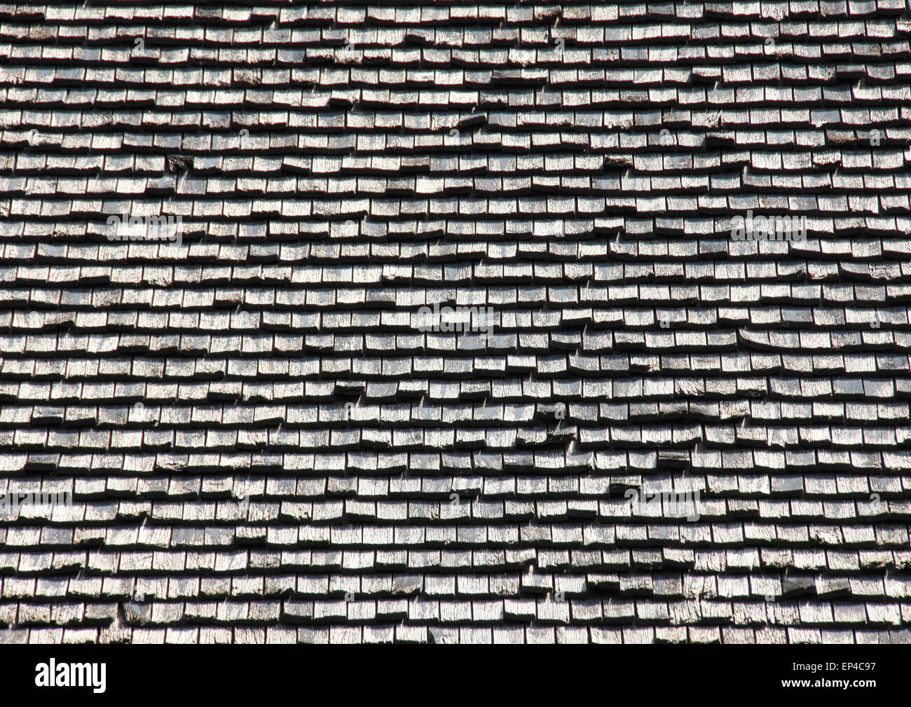 Legno nero e argento piastrella sullo sfondo del tetto Foto Stock