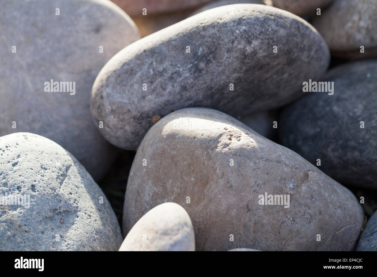 Close up di varie dimensioni di pietre in un parco locale Foto Stock