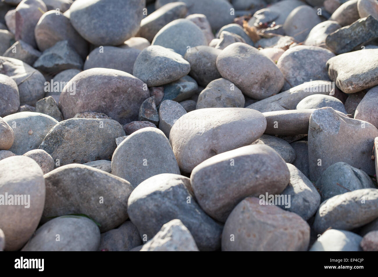 Close up di varie dimensioni di pietre in un parco locale Foto Stock