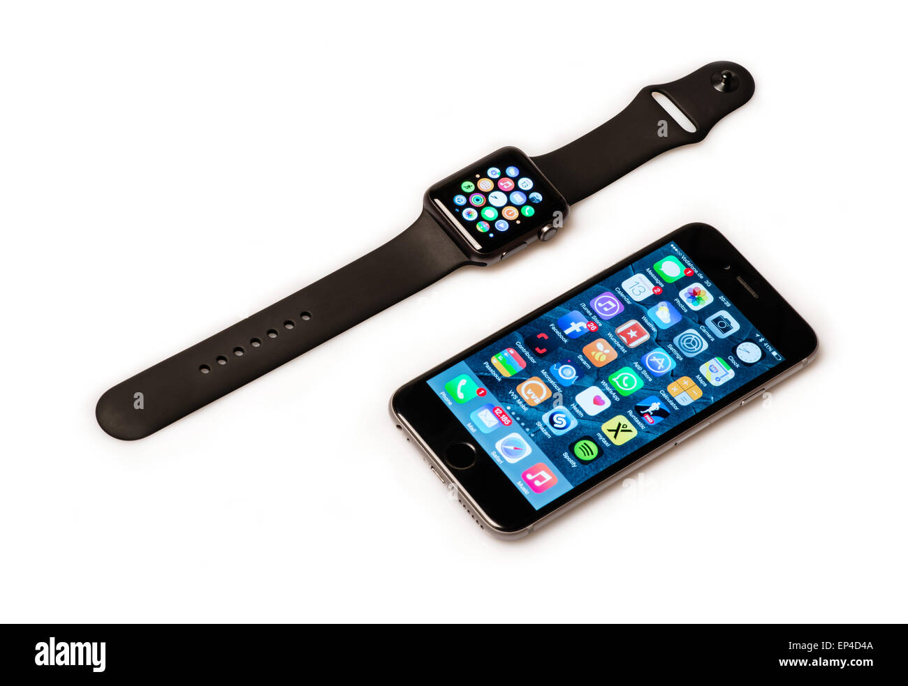 Novedrate, Germania - 13 Maggio 2015: Il nuovo Apple Watch, un nero 42mm Apple guardare lo sport la visualizzazione della schermata applicazioni accanto alla i Foto Stock