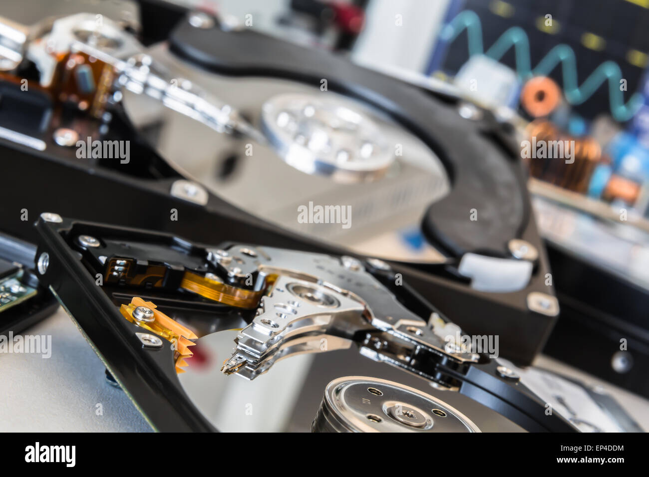 Due dischi rigidi più vecchi in un laboratorio di prova pronto per il recupero dei dati o la riparazione Foto Stock