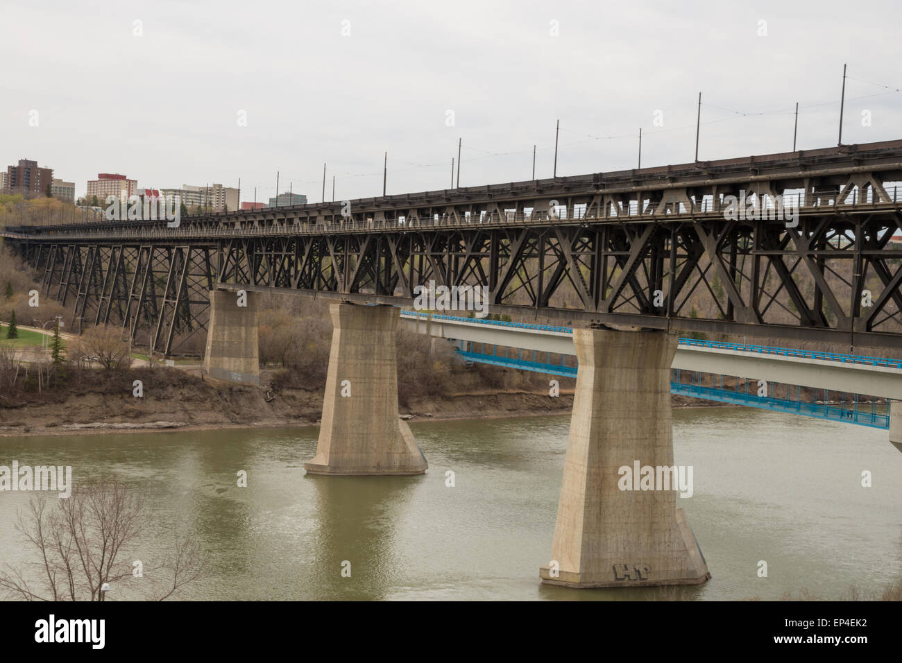 Il livello alto ponte sopra il nord del Fiume Saskatchewan in Edmonton, Alberta Foto Stock