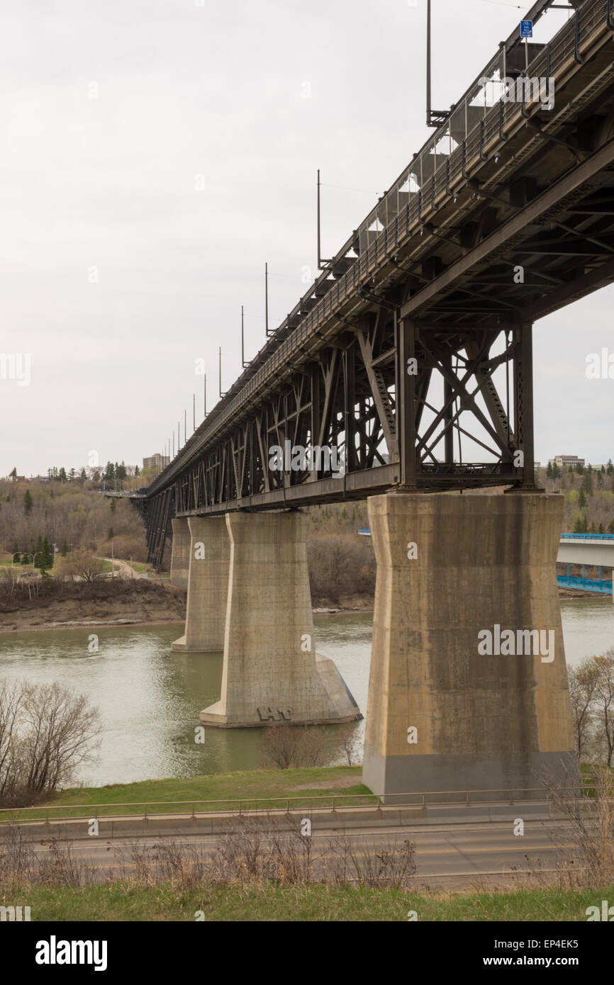 Il livello alto ponte sul River Valley Road a nord e il Fiume Saskatchewan in Edmonton, Alberta Foto Stock