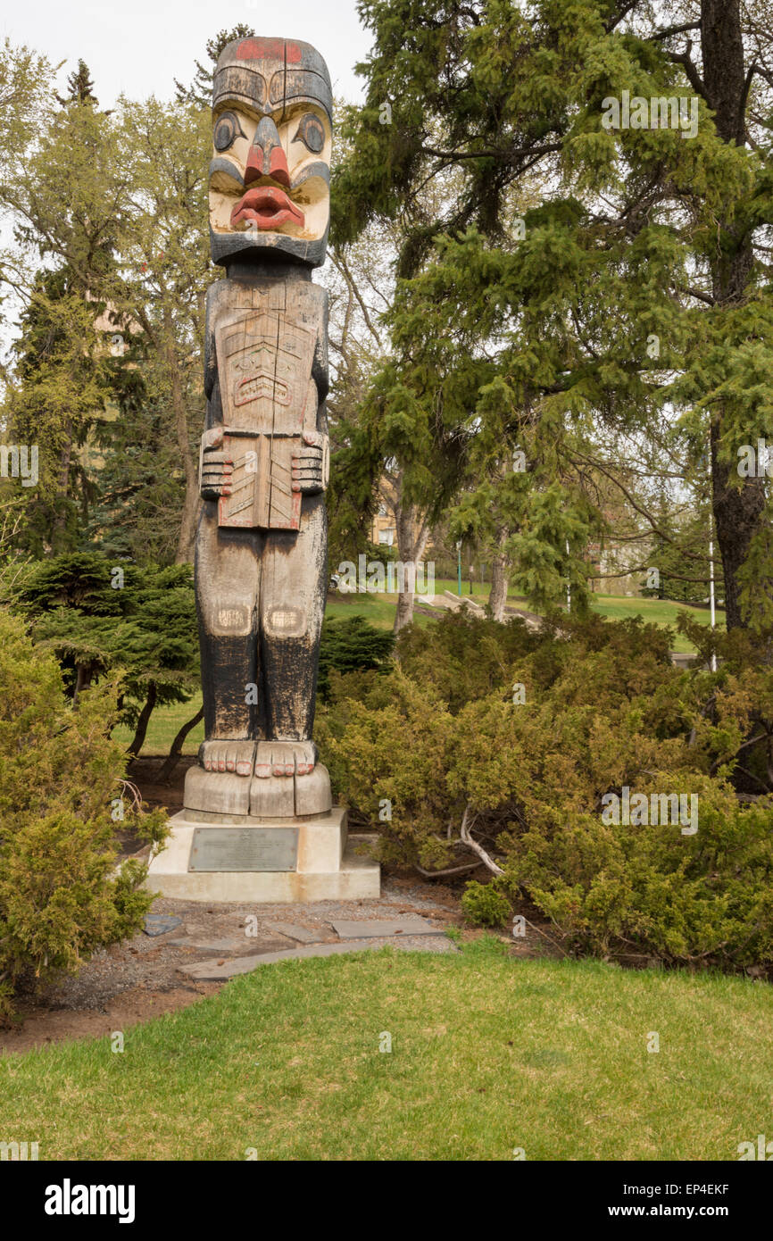 Il Kwakiutl Totem Pole, sui terreni del legislatore di Alberta in Edmonton, Alberta Foto Stock