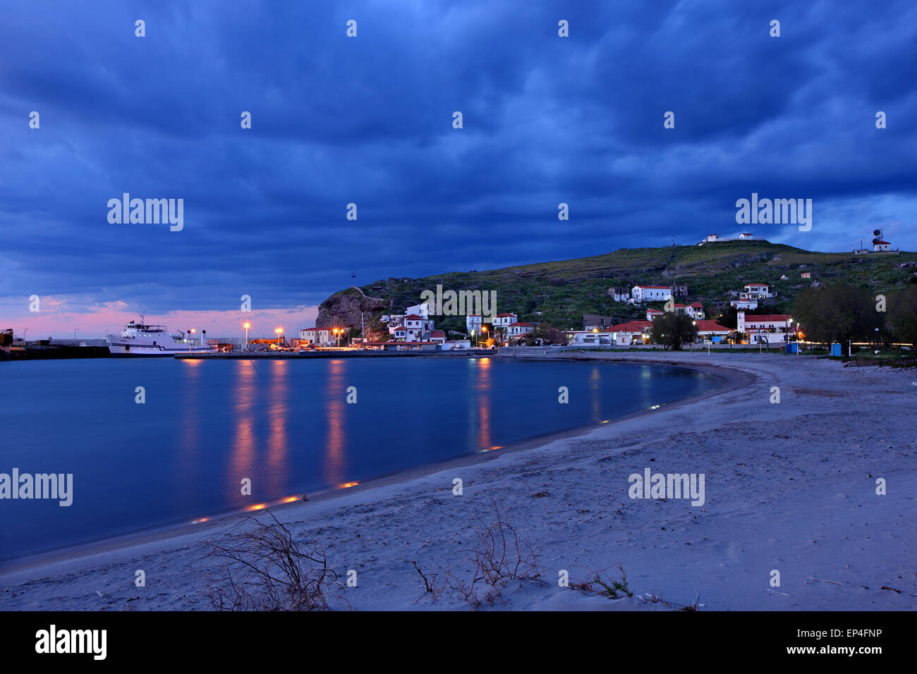 Il calare della notte a Agios Efstratios ('Ai Stratis') isola, Egeo Settentrionale, Grecia. Foto Stock