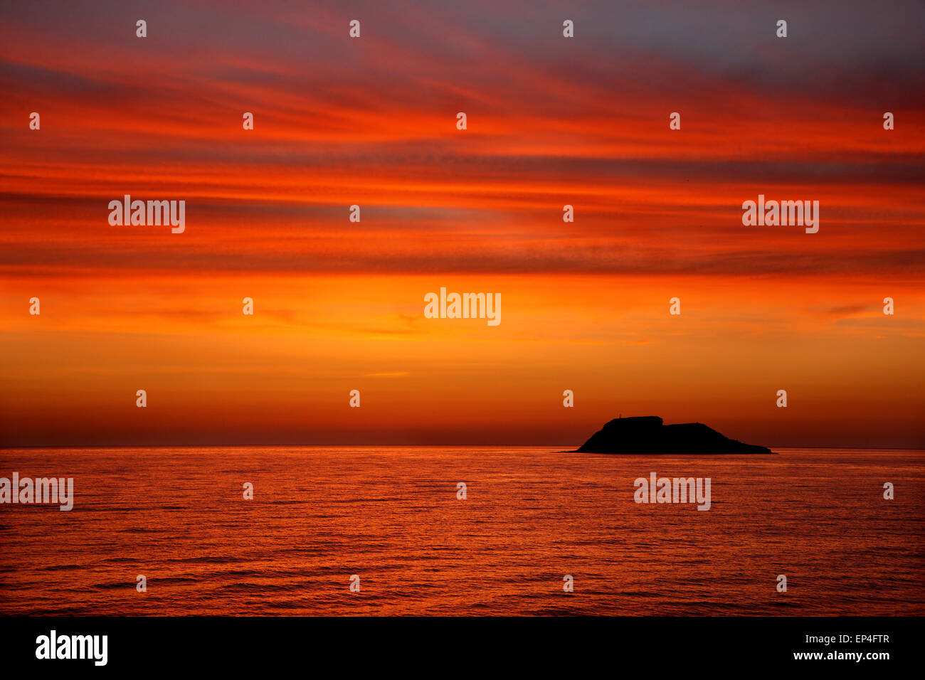 Sunrise nel Mar Egeo, da qualche parte tra Lemnos & Agios Efstratios (Ai Stratis) Isole Nord Egeo, Grecia Foto Stock