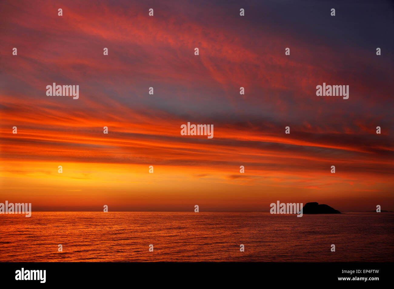 Sunrise nel Mar Egeo, da qualche parte tra Lemnos & Agios Efstratios (Ai Stratis) Isole Nord Egeo, Grecia Foto Stock