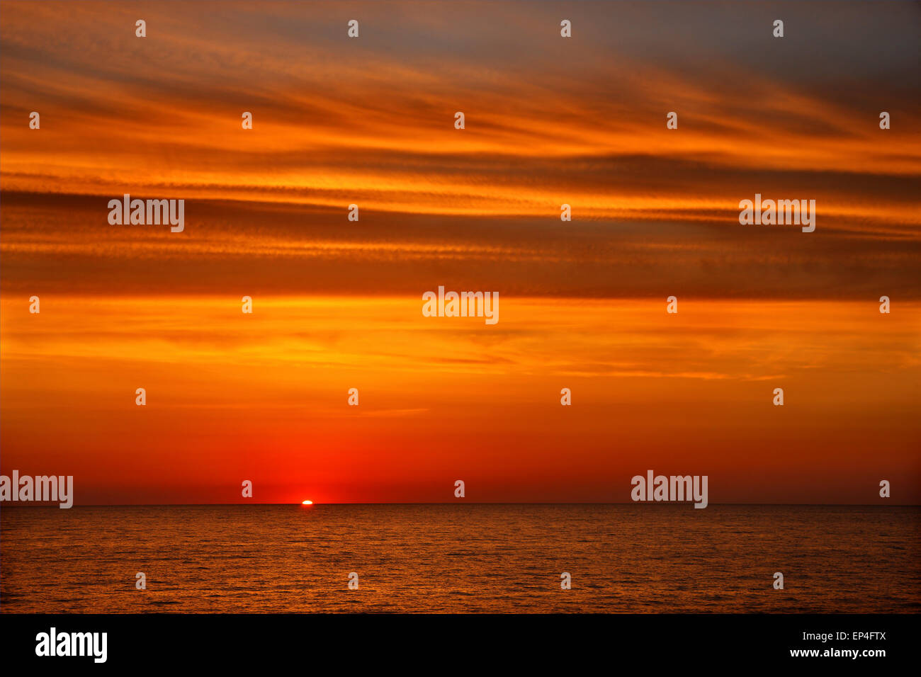 Sunrise nel Mar Egeo, da qualche parte tra Lemnos & Agios Efstratios (Ai Stratis) Isole Nord Egeo, Grecia Foto Stock
