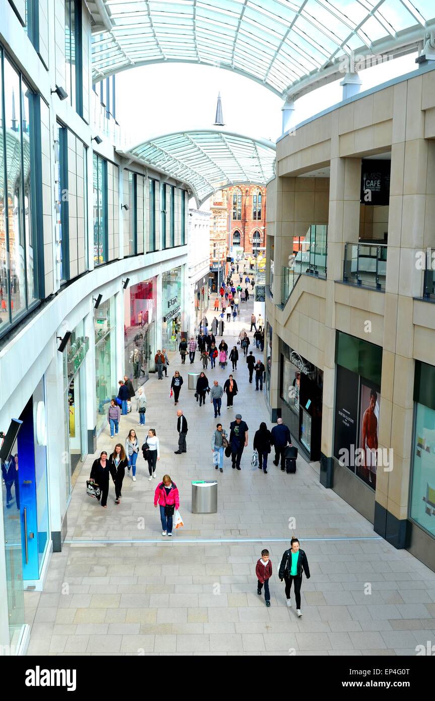 LEEDS, Regno Unito - 17 Aprile 2015: persone shop nella Trinità centro commerciale centrale di Leeds, Inghilterra, importante area commerciale della città. Foto Stock