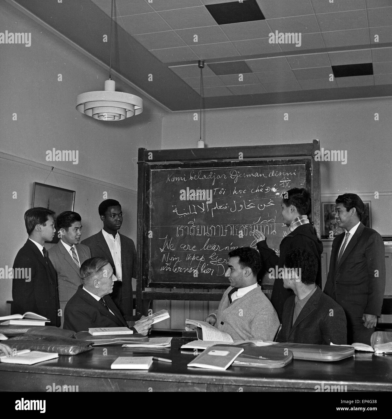 Studenten aus dem Ausland begrüßen sich in ihrer Muttersprache an der Universität Hamburg, Deutschland 1960er Jahre. Gli studenti fr Foto Stock
