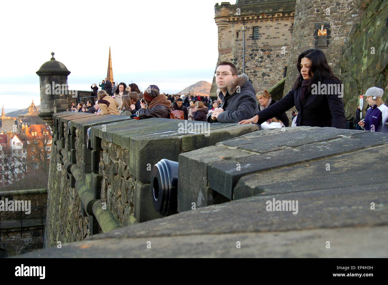 Una vista dentro il castello di Edimburgo al crepuscolo. Foto Stock