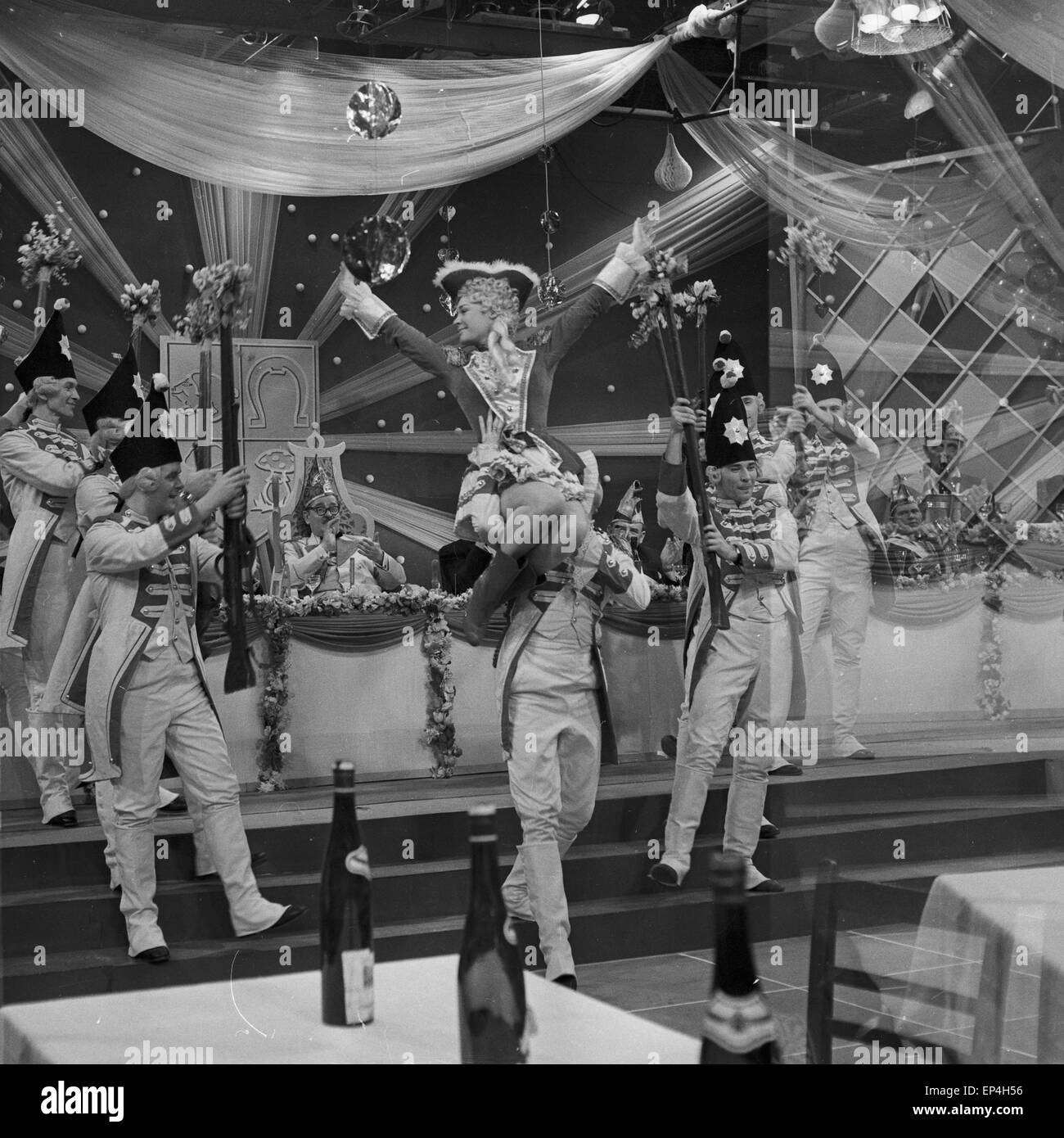 Parodie auf den rheinischen Karneval in einer Stimmungssendung des NDR, Deutschland 1960er Jahre. La parodia della Renania del carnevale Foto Stock