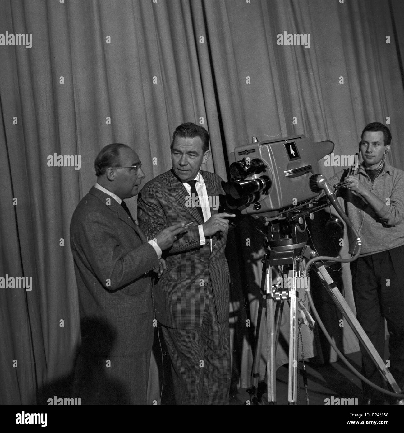 Deutscher Showmaster und Entertainer Peter Frankenfeld mit Walter Gross auf der Bühne, die wahrscheinlich mostra "Guten Abend!' Foto Stock