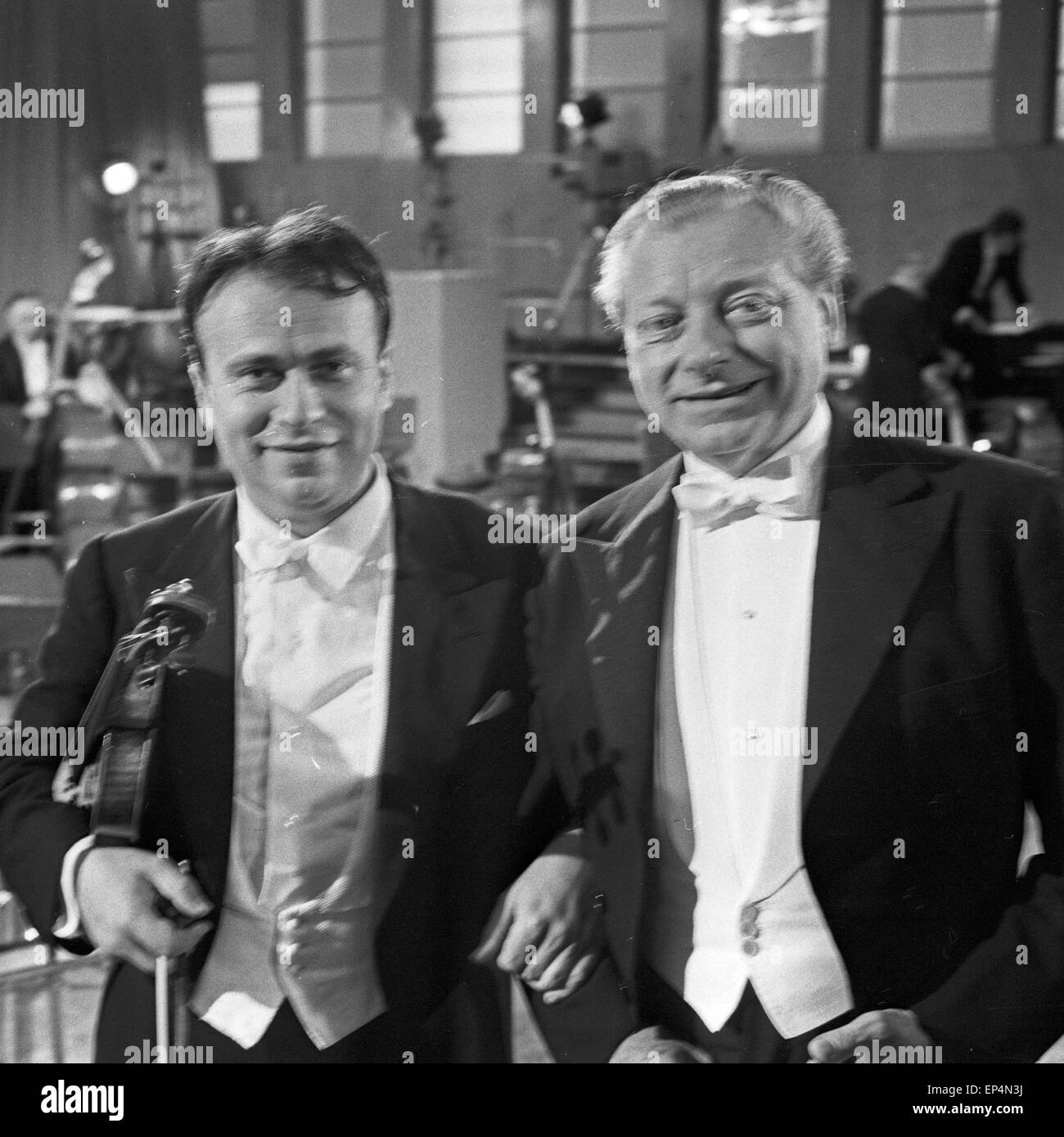 Der polnische violinista Henryk Szeryng a braccetto mit dem deutschen Dirigenten Hans Schmidt Isserstedt bei einem Konzert in Hamb Foto Stock