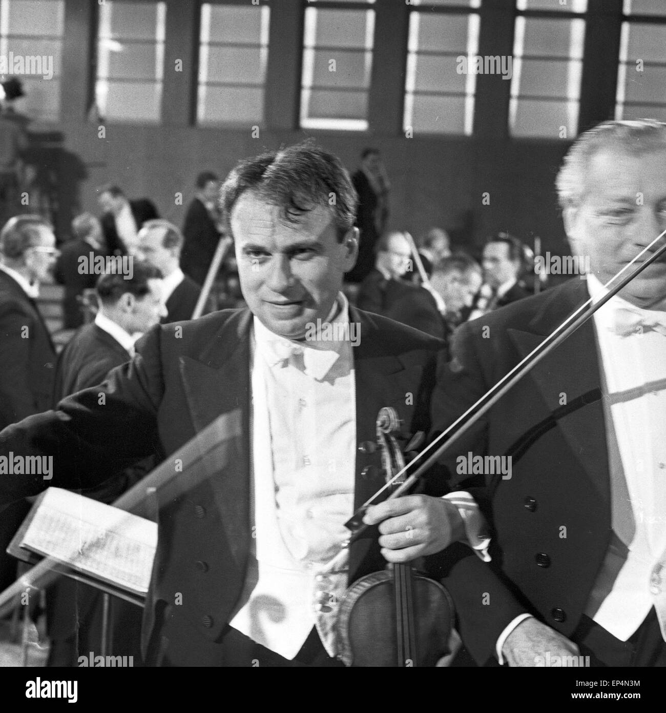 Der polnische violinista Henryk Szeryng mit dem deutschen Dirigenten Hans Schmidt Isserstedt bei einem Konzert in Hamburg, Deutsc Foto Stock