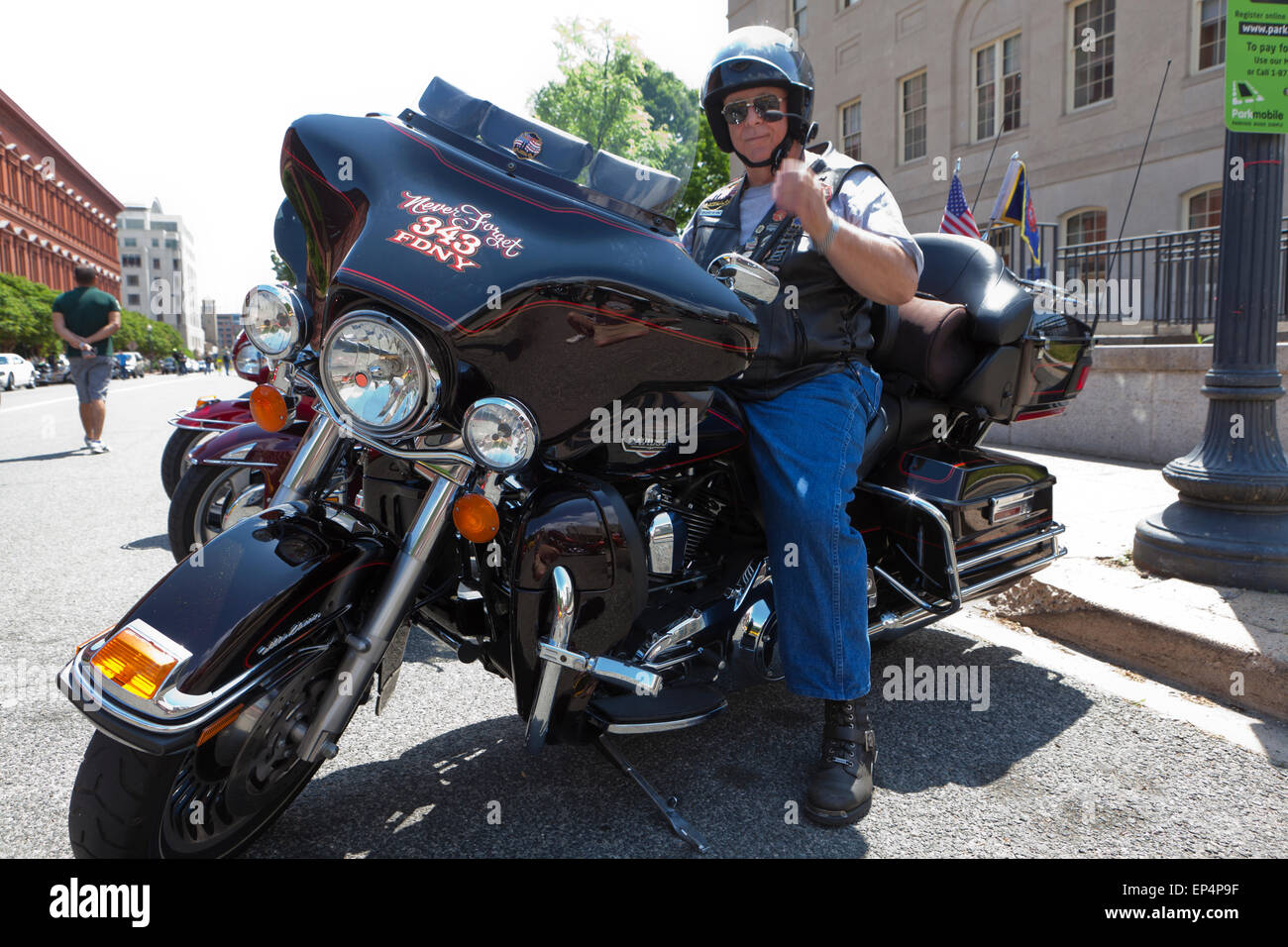 Uomo anziano seduto sulla Harley Davidson Moto - USA Foto Stock