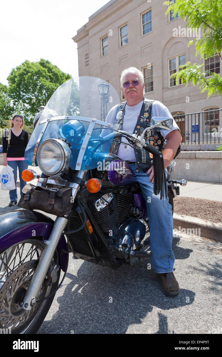 Anziani uomo seduto su Honda Shadow moto - USA Foto Stock