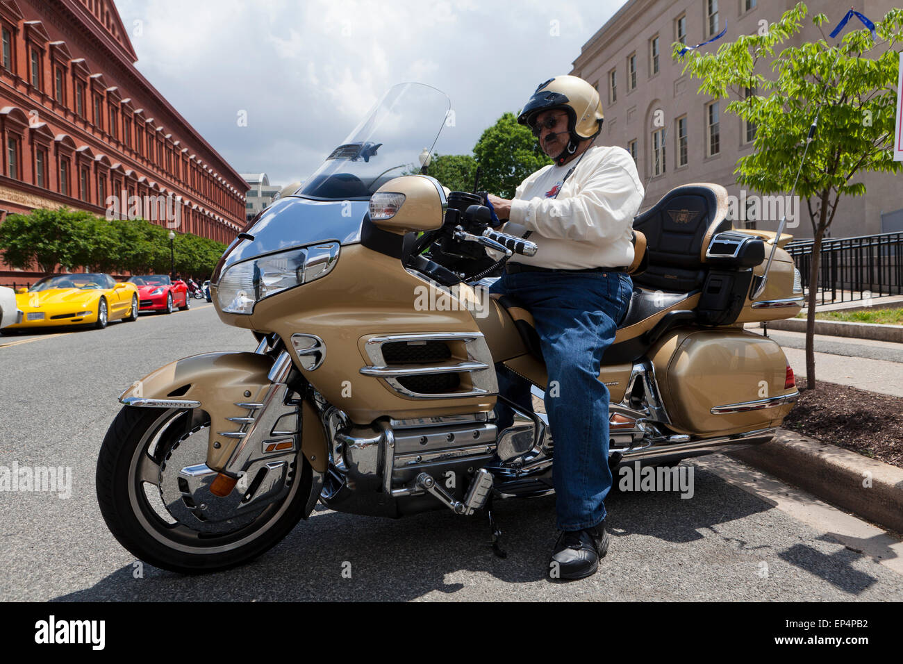 African American uomo seduto su Honda Goldwing (GL1800) in moto - USA Foto Stock