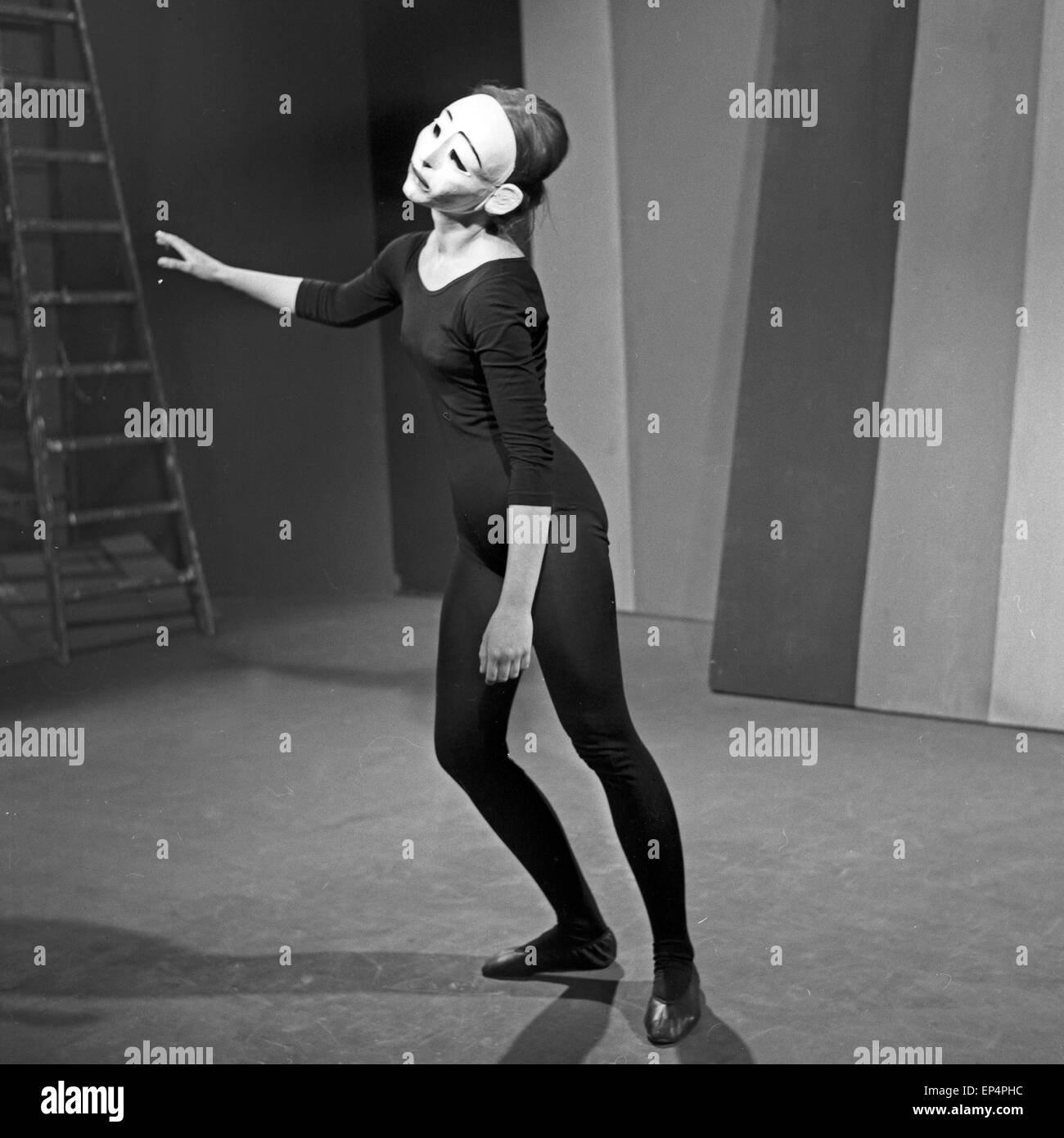 Eine Frau bei einer klassischen Pantomime in Amburgo, Deutschland 1960er Jahre. Una donna presentando pantomima classica a hambur Foto Stock