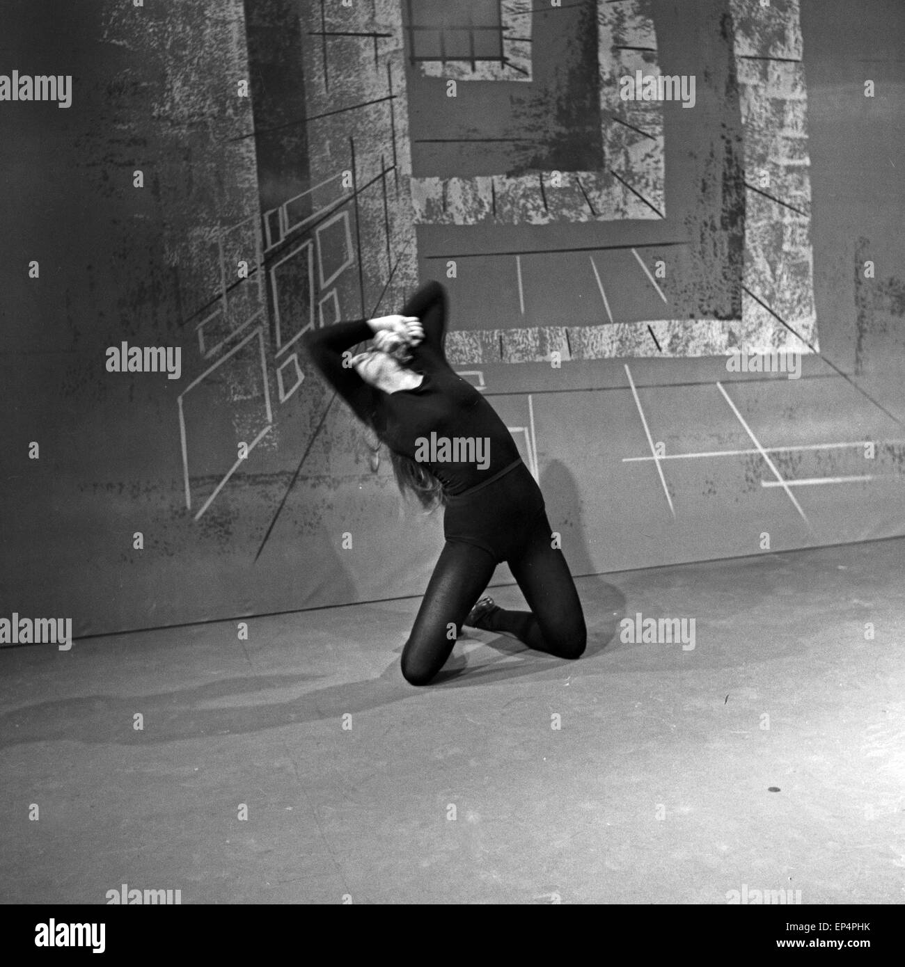 Eine Frau bei einer klassischen Pantomime in Amburgo, Deutschland 1960er Jahre. Una donna presentando pantomima classica a hambur Foto Stock