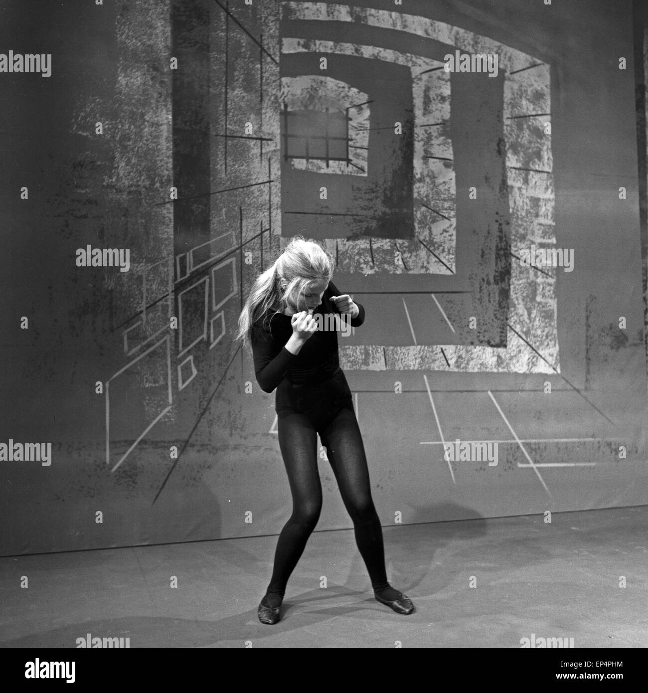 Eine Frau bei einer pantomimischen Darstellung von Verzweiflung in Amburgo, Deutschland 1960er Jahre. Una donna presentando la disperazione Foto Stock