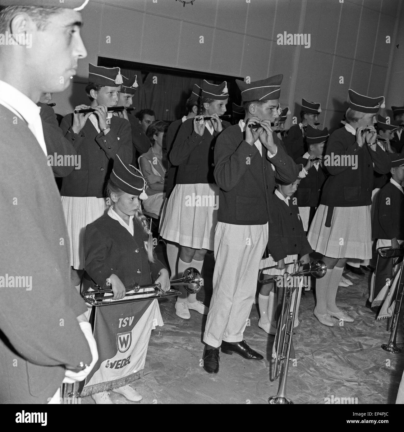 Der Spielmannszug TSV Wedel bei der Auswahlsendung der Talentsuche 'Toi Toi Toi" beim NDR di Amburgo, Deutschland 1960er Jahre Foto Stock