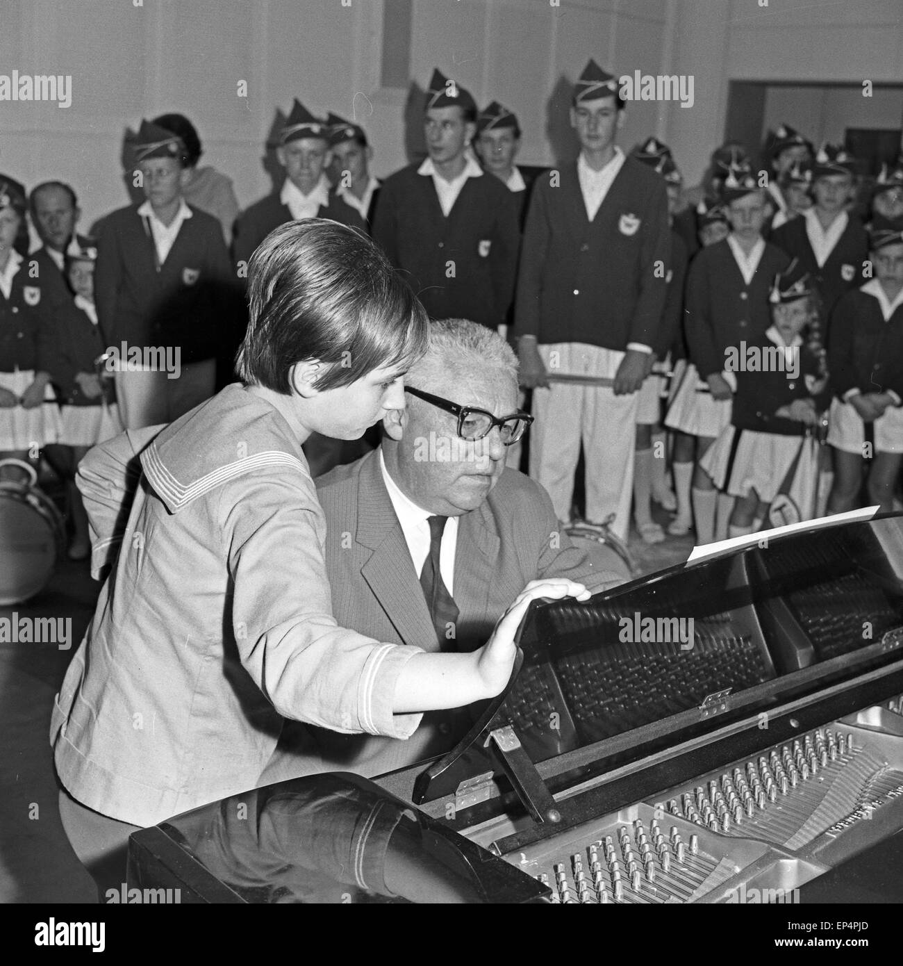 Der Spielmannszug TSV Wedel bei der Auswahlsendung der Talentsuche 'Toi Toi Toi" beim NDR di Amburgo, Deutschland 1960er Jahre Foto Stock