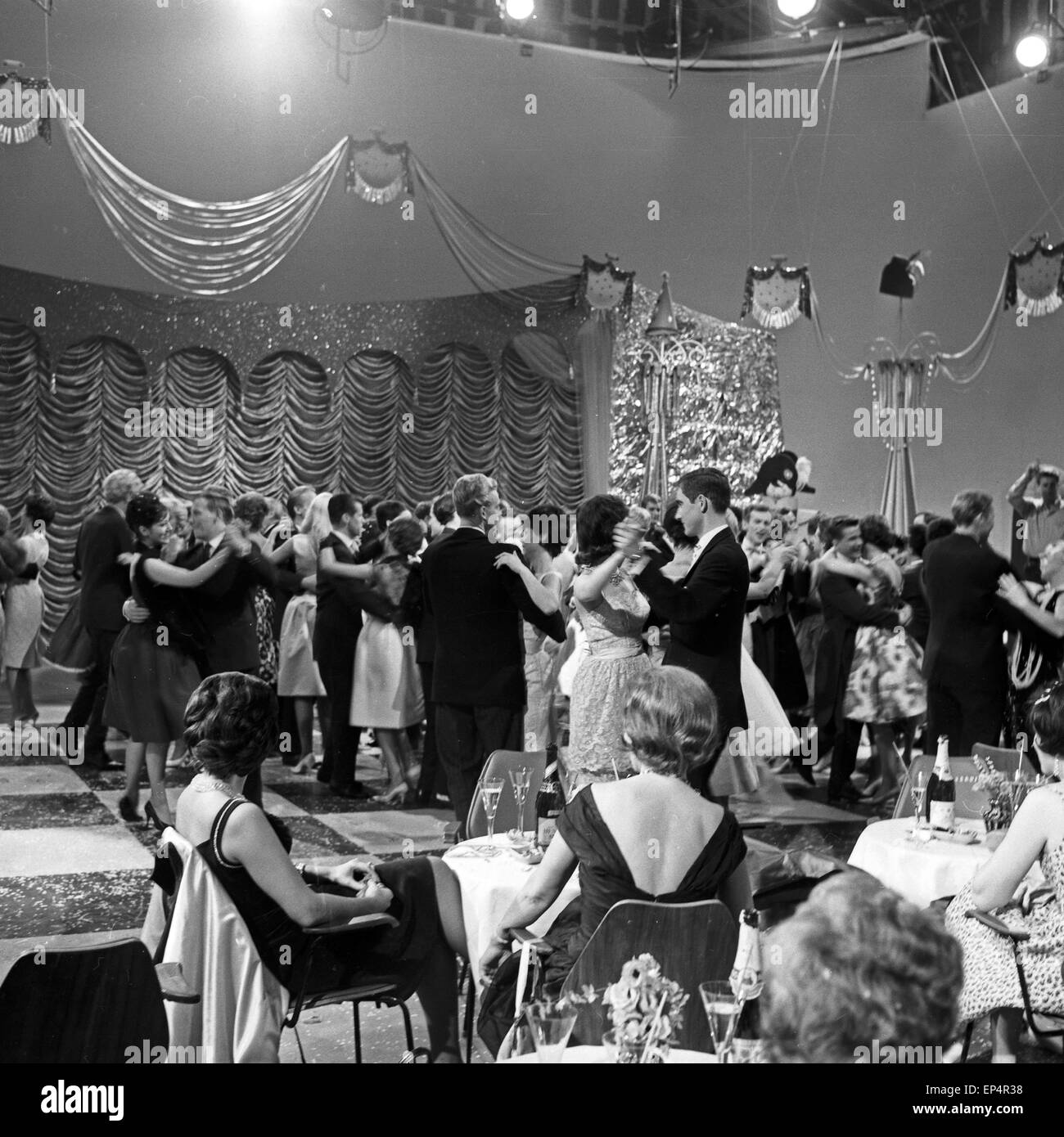 Die grosse mostrano zu Silvester 1961/62 des NDR, Deutschland 1960er Jahre. Il grande spettacolo di intrattenimento per la Vigilia di Capodanno 1961/62 o Foto Stock