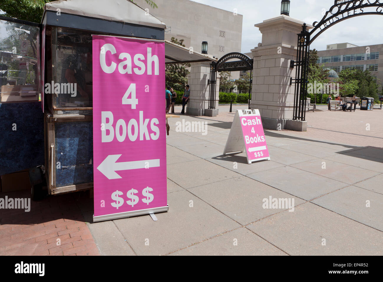 Il pagamento in contanti per libri sign on campus universitario, George Washington University - Washington DC, Stati Uniti d'America Foto Stock