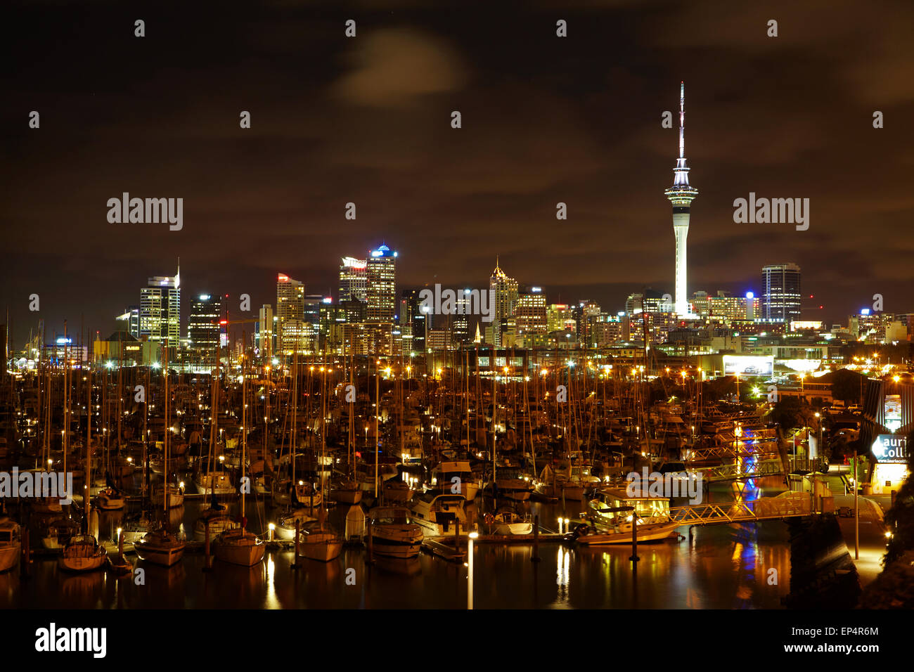 Westhaven Marina e Sky Tower di notte, Auckland, Isola del nord, Nuova Zelanda Foto Stock