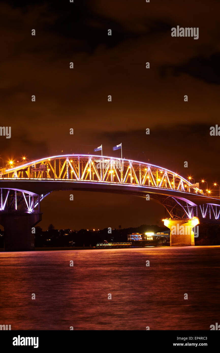 Auckland Harbour Bridge e dal porto di Waitemata di notte, Auckland, Isola del nord, Nuova Zelanda Foto Stock