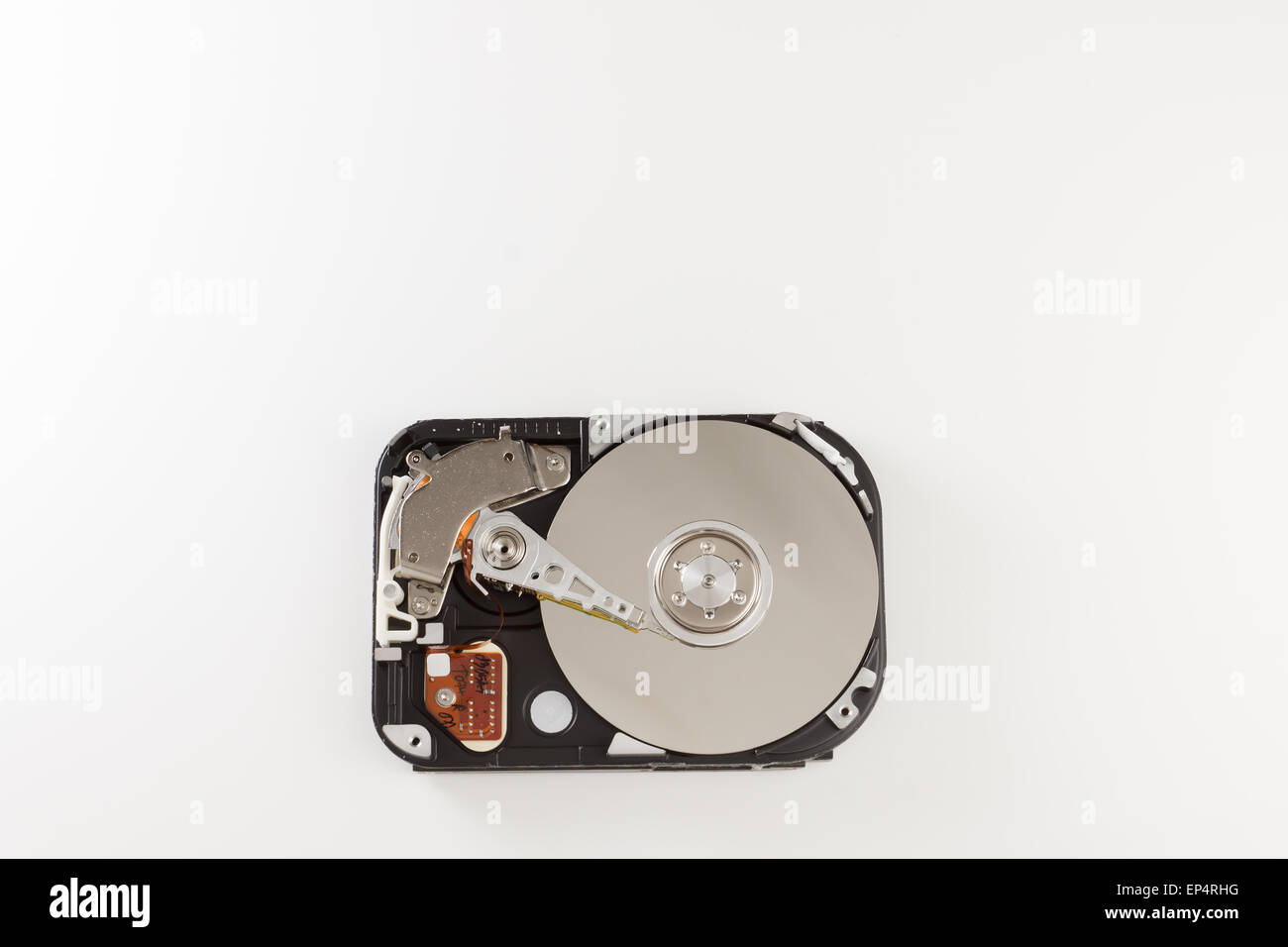 Il disco rigido del computer in corso di smantellamento su sfondo bianco Foto Stock