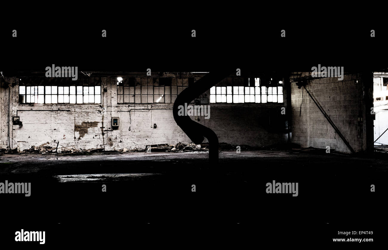 Drammatica letterbox grandangolari colpo di un disuso magazzino abbandonati Foto Stock