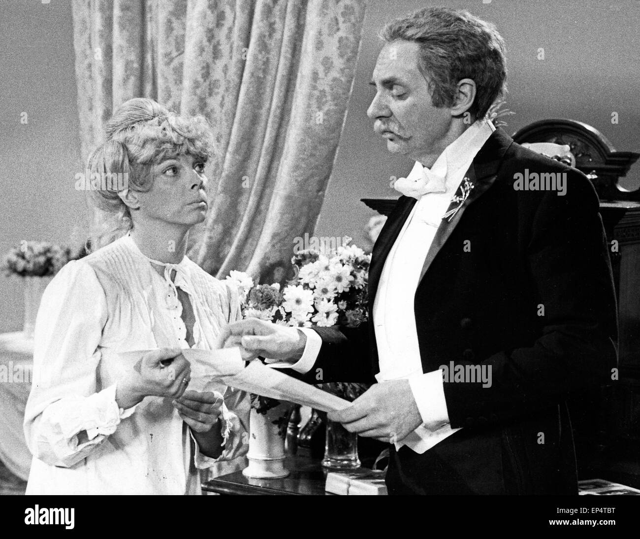 Ein Paar verrücktes, Fernsehserie, Deutschland 1977 - 1980, Sketchserie, Darsteller: Harald Juhnke, Grit Böttcher Foto Stock