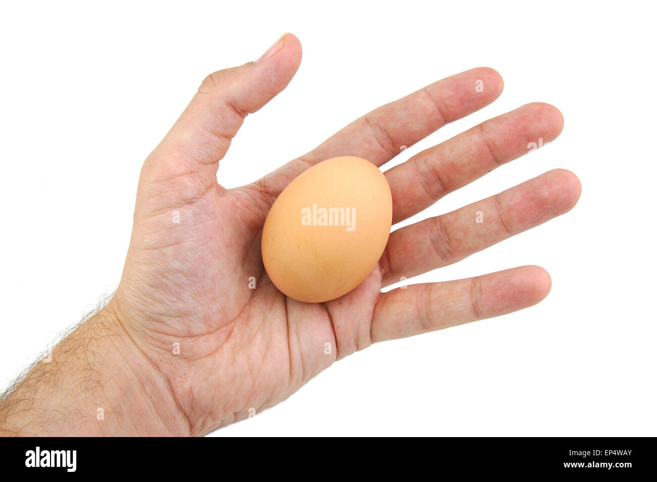 Forma mano d'uomo con un uovo isolato su sfondo bianco Foto Stock