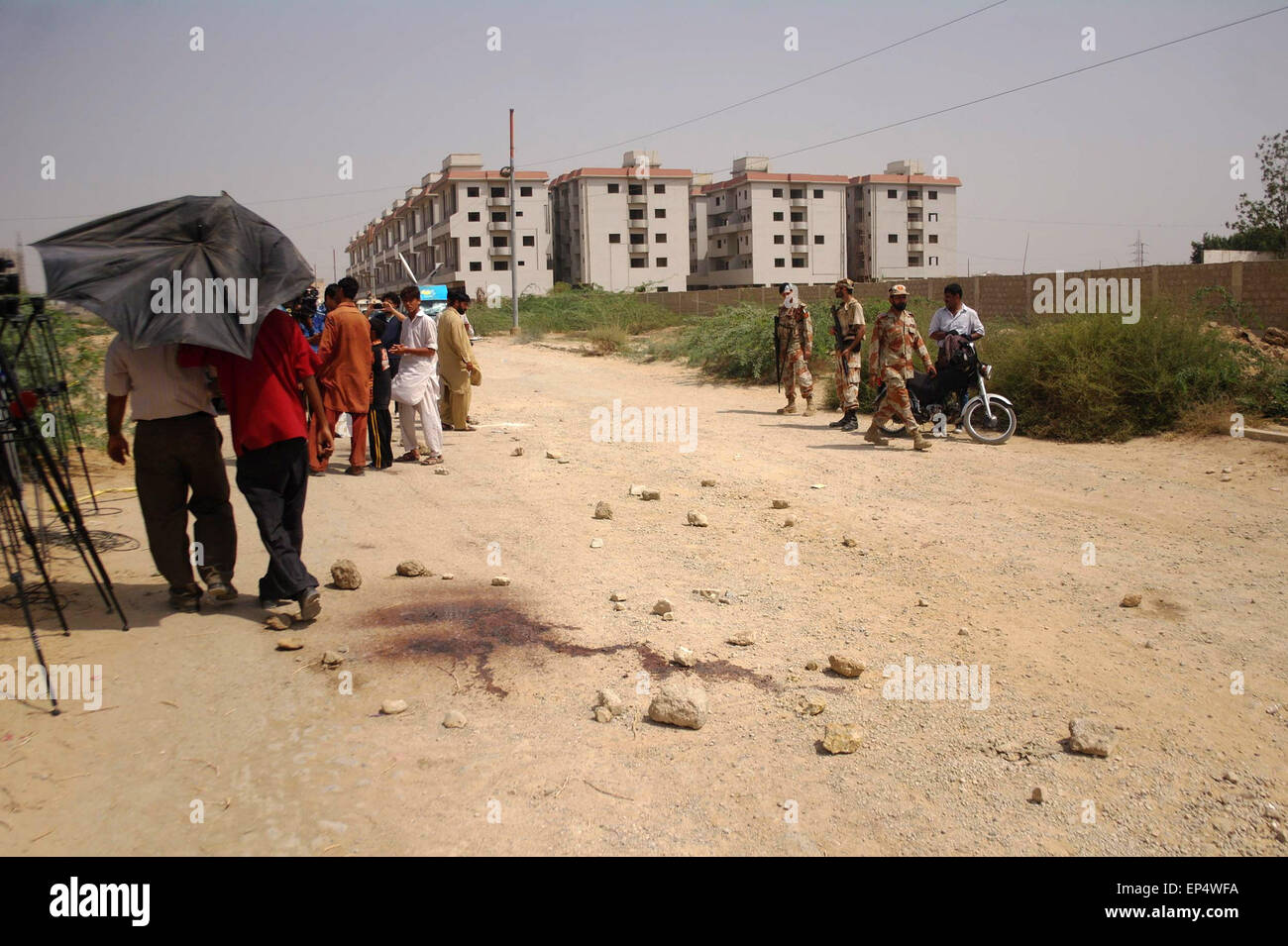 (150514) -- KARACHI, 14 maggio 2015 (Xinhua) -- Le persone si radunano presso il sito di attacco a Karachi in Pakistan, 13 maggio 2015. Il Pakistan il Primo ministro Nawaz Sharif precipitò al porto della città di Karachi tardi Mercoledì ore dopo i terroristi brutalmente ucciso 45 persone di minoranza di Ismaili comunità sciita, ufficialmente detto. (Xinhua/Masoor) Foto Stock