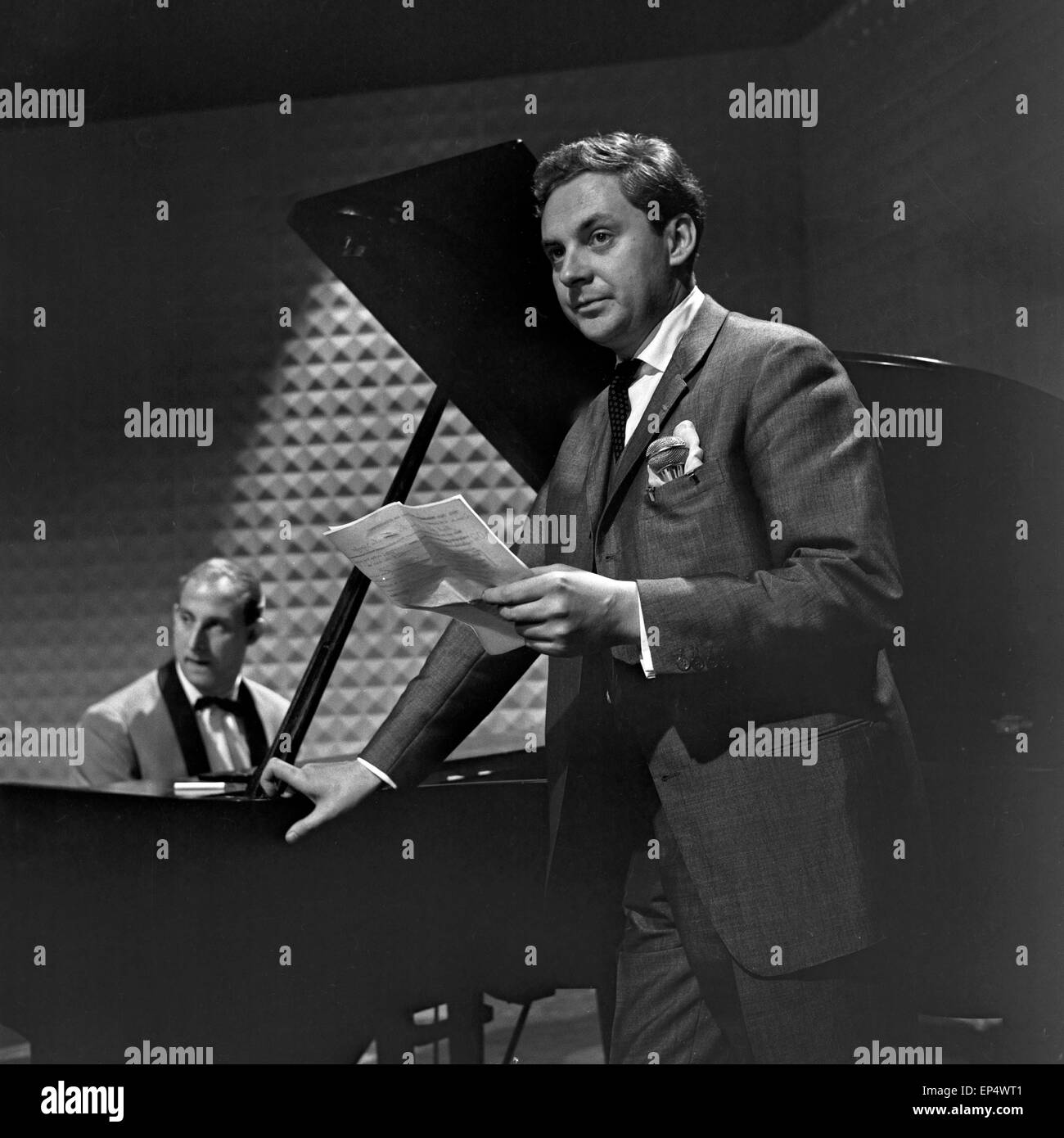 Werner Müllers Schlagermagazin, Musiksendung, Deutschland 1962, Regie: Klaus Überall, Gaststar: Harald Juhnke Foto Stock