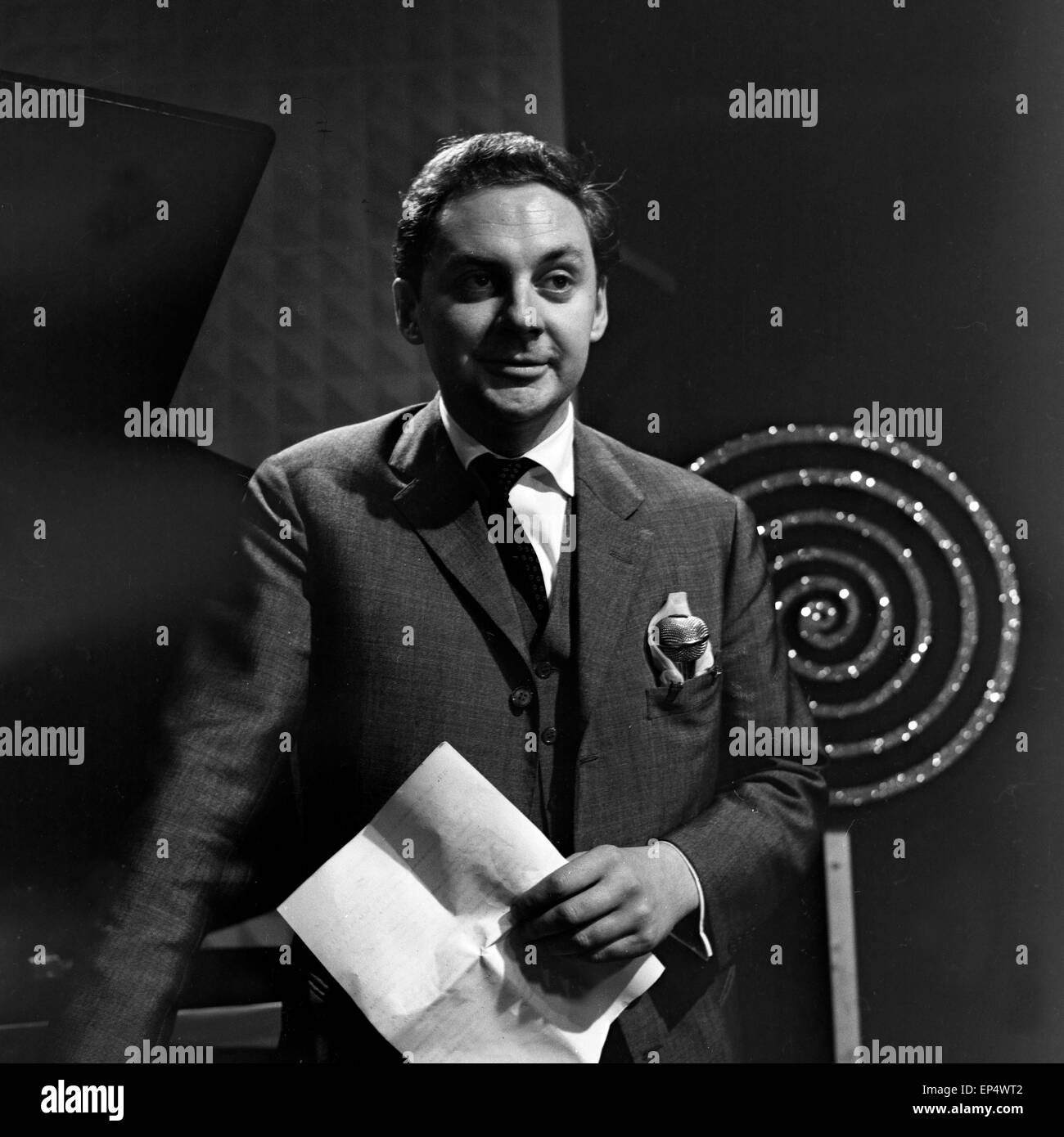 Werner Müllers Schlagermagazin, Musiksendung, Deutschland 1962, Regie: Klaus Überall, Gaststar: Harald Juhnke Foto Stock